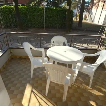 Flat For For 4 Guests In A With Common Pool In Lignanoriviera Lägenhet *